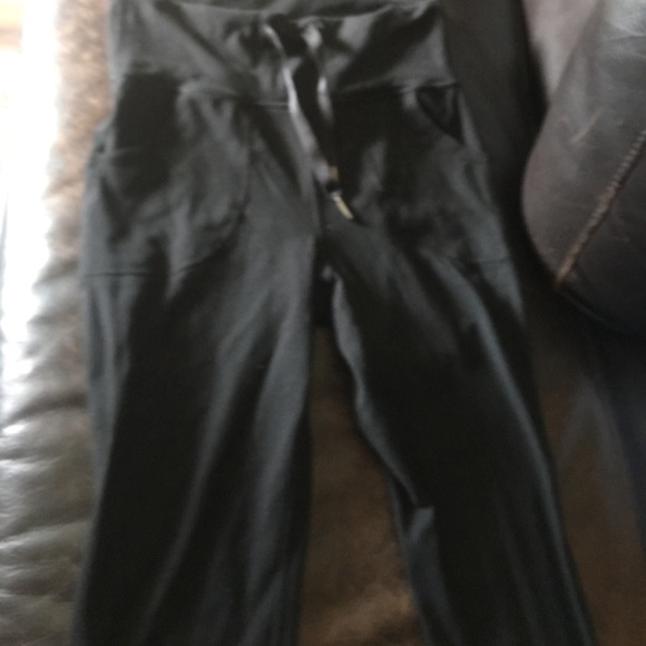Black cropped lulu sweats/leggings - Picture 2 of 2